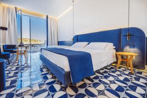 A bed or beds in a room at Hotel La Roccia