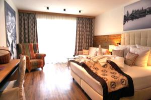 Łóżko lub łóżka w pokoju w obiekcie Hotel Alpenkönigin - Sommer Silvretta Premium Card inklusive