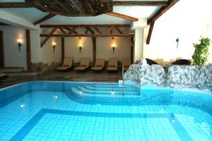 Basen w obiekcie Hotel Alpenkönigin - Sommer Silvretta Premium Card inklusive lub w pobliżu
