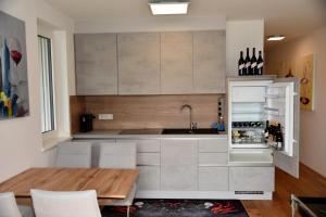 Kuchyň nebo kuchyňský kout v ubytování Josi Thaller Das Ferienapartment in Fürstenfeld
