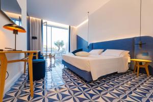 A bed or beds in a room at Hotel La Roccia