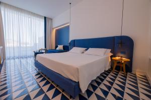 A bed or beds in a room at Hotel La Roccia
