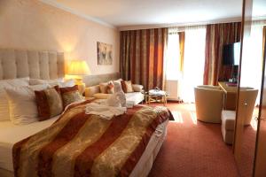 Łóżko lub łóżka w pokoju w obiekcie Hotel Alpenkönigin - Sommer Silvretta Premium Card inklusive
