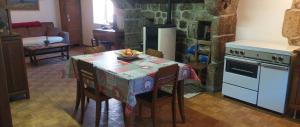 Kuchyň nebo kuchyňský kout v ubytování Maison de village du Carriérou