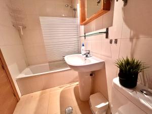 y baño con lavabo, aseo y bañera. en Condado de Alhama PENTHOUSE 8 SV24, en El Romero 21 fotos más