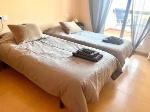 Dos camas una al lado de la otra en una habitación. en Condado de Alhama PENTHOUSE 8 SV24, en El Romero