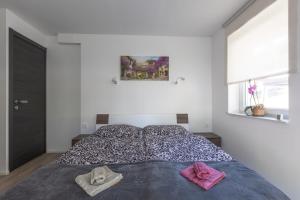ラドヴリツァにあるApartma Matevžのベッドとタオル2枚のある寝室