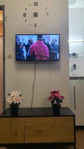 TV a/nebo společenská místnost v ubytování Studio de 12m² agréable calme proche CHU