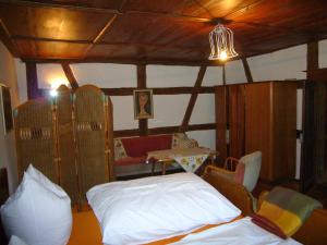 1 dormitorio con 1 cama, mesa y sillas en Burghof Wallhausen, en Constanza