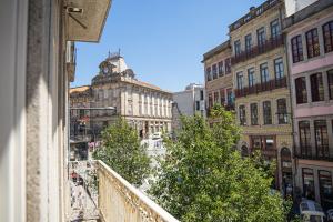 une vue d'une ville depuis un balcon dans l'établissement Impar Luxury Apartments, à Porto