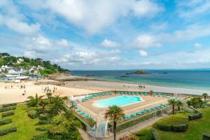 mit Blick auf den Strand und den Pool in der Unterkunft Le Tamm Bara - Appt avec piscine partagée in Douarnenez