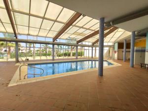 a large indoor swimming pool in a building at RELAX en Vera Playa con SPA con Ventiladores de techo y aire acondicionado in Vera