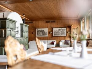 ein Esszimmer mit Sofas und einem Tisch in der Unterkunft Hotel Engel in Mellau
