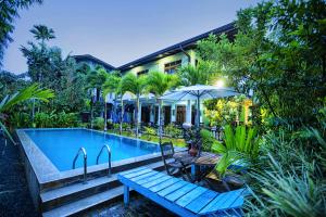 希克杜沃阿卡迪亚度假村住宿加早餐旅馆的一栋房子前面有游泳池