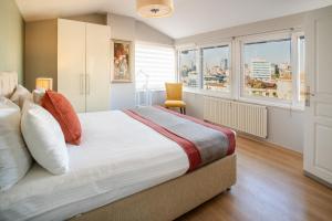 A bed or beds in a room at Cheya Sisli BNB Medical & Business City Center Tesvikiye Suites and Apartments