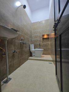 バラナシにあるRudravasa Luxury Stayの洗面台とトイレ付きのバスルーム
