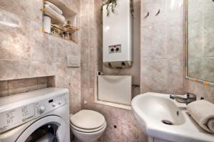 a bathroom with a washing machine and a sink at Maia Home Grottaferrata in Grottaferrata
