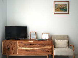 TV a/nebo společenská místnost v ubytování El Caleton Garden Apartment