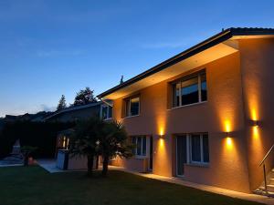 a house with lights on the side of it at Residenza San Remy Hundefreundliche Ferienwohnung mit Whirlpool in Unterkulm