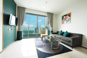 a living room with a couch and a tv at The Rich Residence Sukhumvit Nana in Bangkok +80 photos