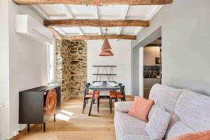 a living room with a couch and a table at Lover's Lane 1, TerreMarine in Riomaggiore