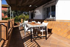 un tavolo e delle sedie seduti su un patio di Casa Rural Sevilla a Guillena