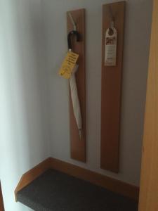 a door with a piece of paper hanging on a wall at Business apartment in 3 star hotel Daimler Nah in Sindelfingen