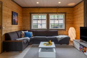 a living room with a couch and a table at Kurjenkenkä by HiYlläs in Kittilä