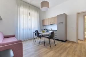 una cucina e una sala da pranzo con tavolo e sedie di Casette del Pescatore - HelloElba a Portoferraio