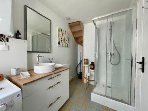 Un baño blanco con ducha y lavabo. en Rouen Gare - le Cabanon Grand Large, en Rouen 23 fotos más