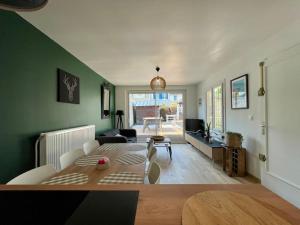 Una sala de estar con una mesa y un comedor. en Rouen Gare - le Cabanon Grand Large, en Rouen