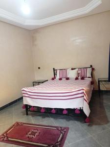 a bedroom with a bed with two pillows on it at Appartement maison dhôte in Marrakech