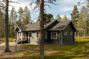 ユッラスヤルヴィにあるPiiponpirtti by Hi Ylläsの木の森の黒家