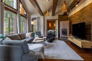 ユッラスヤルヴィにあるPiiponpirtti by Hi Ylläsのソファとテレビのあるリビングルーム