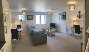 TV a/nebo společenská místnost v ubytování Zephyr - Bright Modern Apartment for Two