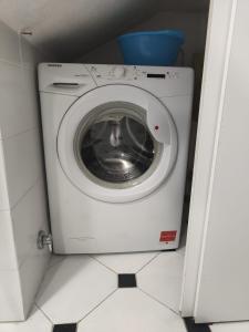 Habitación con lavadora y suelo de baldosa. en Casa Manin, en Lavagna 13 fotos más