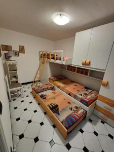 Un dormitorio con dos literas en una habitación. en Casa Manin, en Lavagna