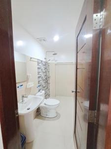 Koupelna v ubytování Virginia Suites + 27 fotografií
