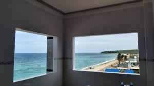 2 finestre in bagno con vista sull'oceano di Hoàng Thiện Homestay đảo Phú Qúy a Cu Lao Thu