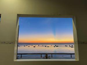 una finestra su un muro con vista sull'oceano di Hoàng Thiện Homestay đảo Phú Qúy a Cu Lao Thu