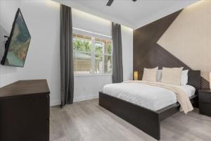 a bedroom with a large bed and a window at 3 Bedrooms 2 Bathrooms Reunion 7521-104 Md in Kissimmee