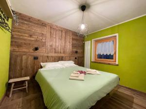 Un pat sau paturi într-o cameră la Alloggio in Chalet - Chalet La Luge