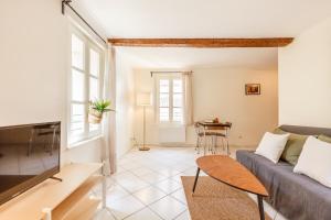 a living room with a couch and a table at Cozy and central apartment in Toulon