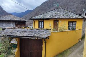 Nespecifikovaný výhled na hory nebo výhled na hory při pohledu z prázdninového domu