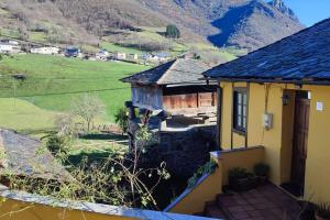 Nespecifikovaný výhled na hory nebo výhled na hory při pohledu z prázdninového domu