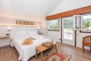 Postel nebo postele na pokoji v ubytování Villa Campo Das Medas , en medio de la naturaleza con piscina privada de sal + 37 fotografií