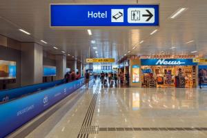 a shopping mall with people walking in the aisle at TRYP BY WYNDHAM São Paulo Airport - Hotel de Transito Terminal 3 INTERNACIONAL - Lado Ar - Área restrita á passageiros já embarcados e sem bagagens para despachar - Transit Hotel, only carry-on in Guarulhos