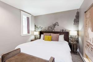 Voodi või voodid majutusasutuse Hotel at the Lafayette Trademark Collection by Wyndham toas