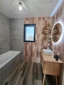 Ένα μπάνιο στο Maison moderne Côte Bleue, Proche mer