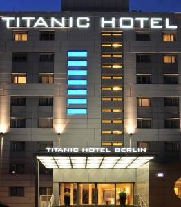 een hotelgebouw met een bord waarop staat: taurus hotel bij TITANIC Comfort Mitte in Berlijn